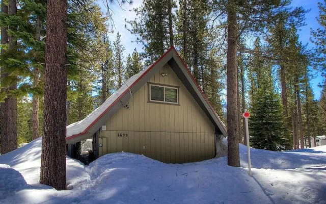 Cozy Cabin 4 Bedroom Home by RedAwning