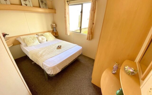 Stunning 3-bed Caravan in Clacton-on-sea