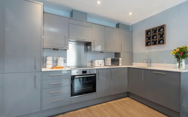 Beautiful 2 Bedroom Apartment With Parking in The Docks