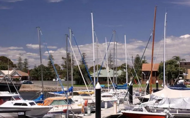 Bayswaterfront Apartments