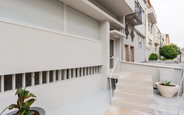 UNIQUE Modernist Duplex apartment & PARKING