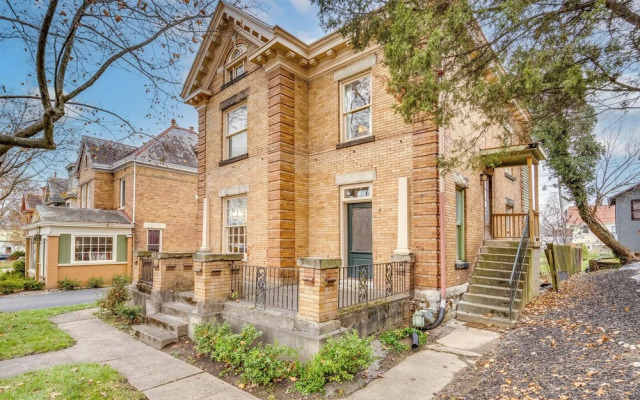 Walk to Garden & Restaurants: Zanesville Apartment
