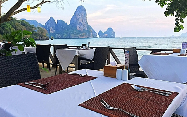Tonsai Bay Resort