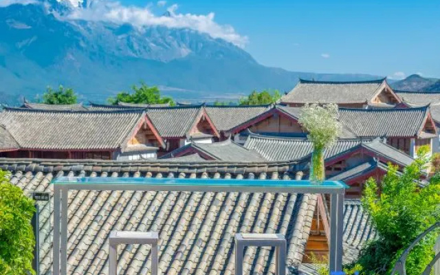 Halfway up the mountain, it's mine; the mountain retreats into seclusion – Outside – Lijiang