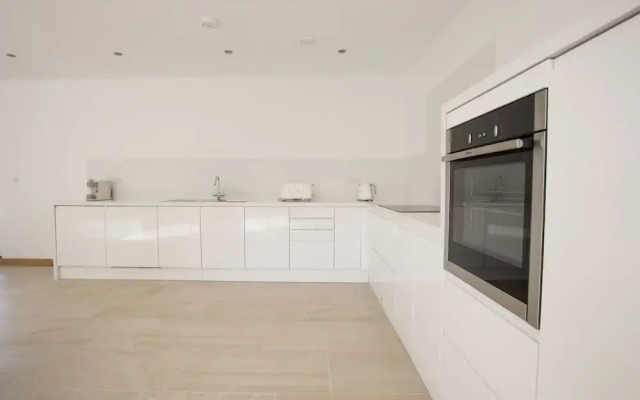 4 bed beach house with hot tub