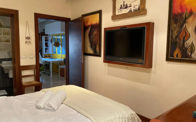 Valletta Collection - Merchant Str Apartment with large yard