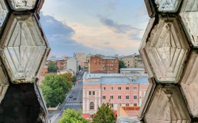 Two-floor apartments and studio 2-х этажные апартаменты и студия в самом центре