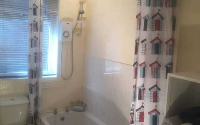 2 Bed Flat - Sleeps 3 - Parking - Wifi