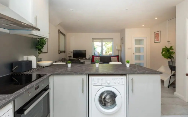 Bright & Contemporary 1bedroom Annexe - Herne Hill!