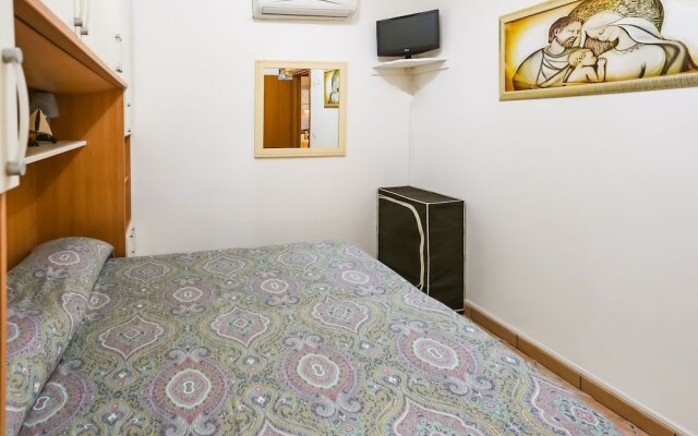 Traditional Holiday Home in Torre Dell'orso With Patio