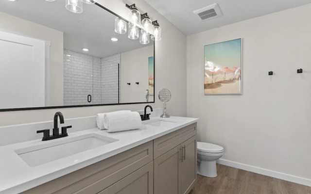 Dreamy Lagoon 2 Bedroom Condo