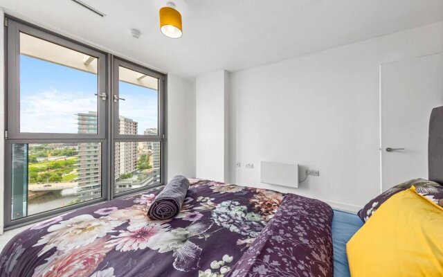 Penthouse 2-bed Apartment in The Heart Of E15