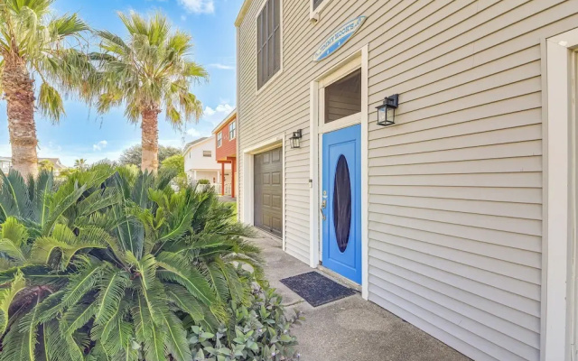 Walk to Pirates Beach - Luxe Galveston Home