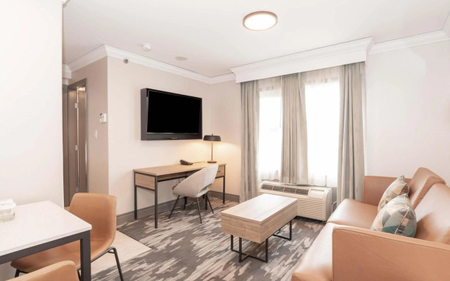 Sandman Signature Toronto Airport Hotel