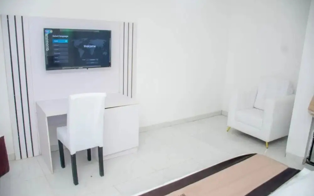Maia Hotel And Suites