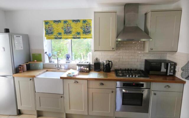 4a Dolphin Close
