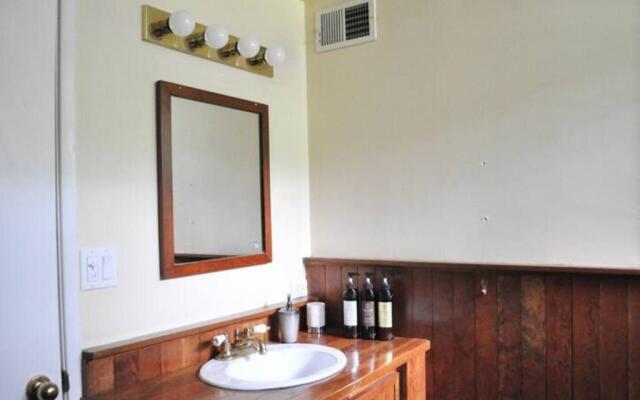 Cozy 1 BD Suite Centrally Located North Vancouver