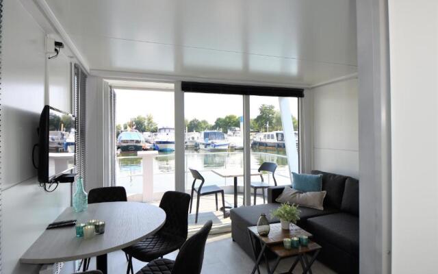 Cosy floating boatlodge Athene