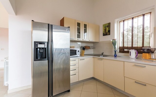 Beautiful Home in Liznjan With Wifi and 6 Bedrooms