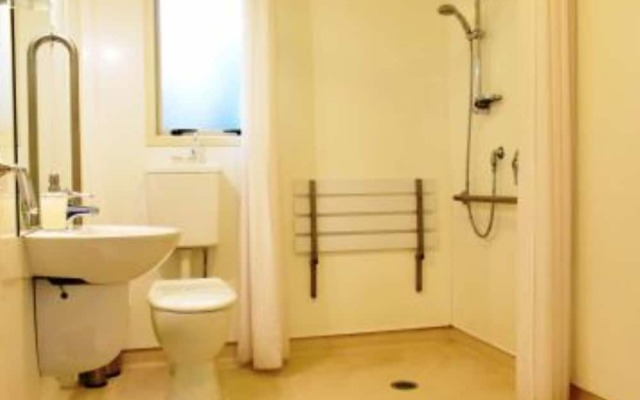 BKs Chardonnay Motor Lodge