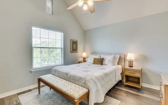 Central College Station Townhome w/ Community Pool