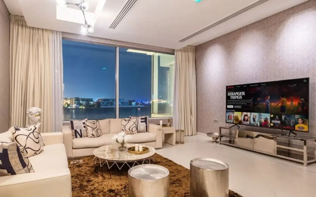 Beachfront 5BR Villa w Jacuzzi Pool on the Palm