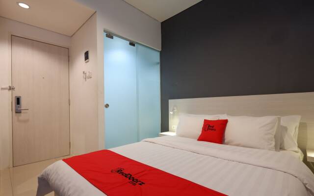 RedDoorz Plus near Ciputra Mall Simpang Lima