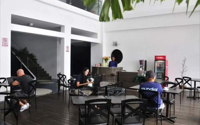 Ellis Econotel