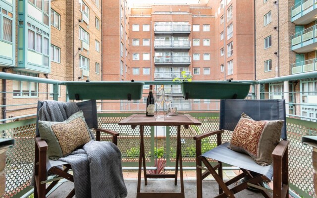 Platinum Apartment in West London 9955