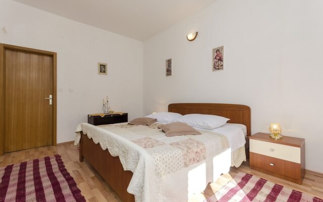 Apartment and Rooms Ema