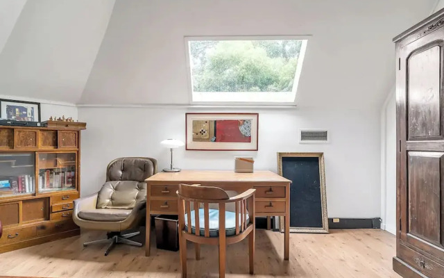 Cozy Apartment w/ Terrace Close to City Center
