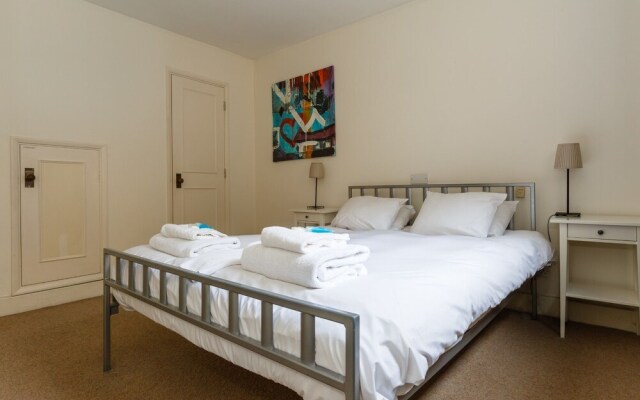 Modern 2bed Townhouse in Central London Sleeps 6