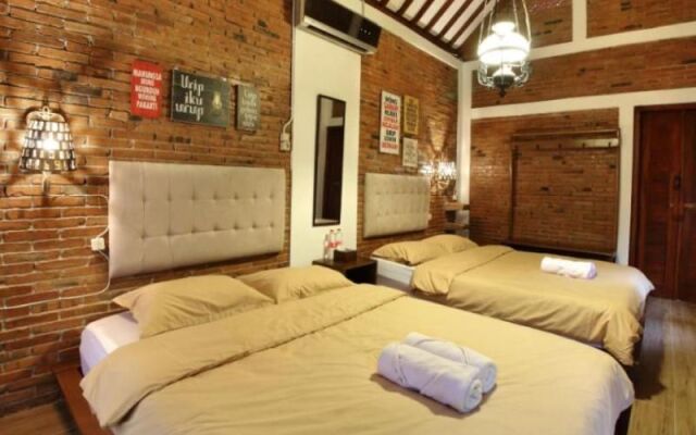 Omah Teras Bata Guesthouse By Zuzu