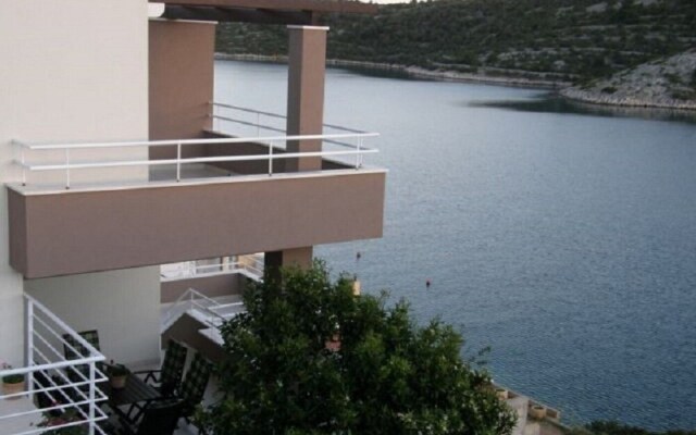 Ljubi - 20 m From Beach - A2 Crveni