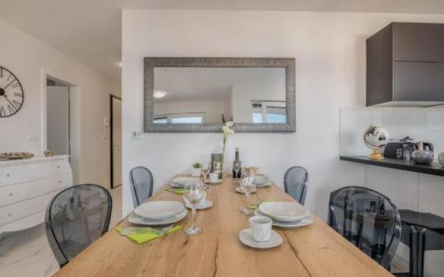 Elle Luxury Apartments Vanta?I?I