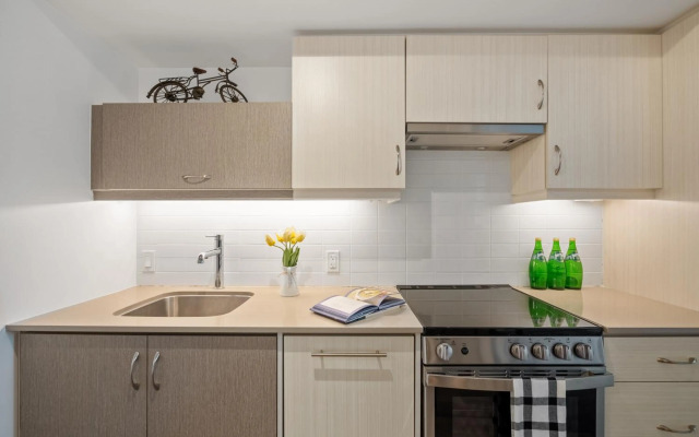 Sleek 1BR + office Condo - CN Tower/Skyline view