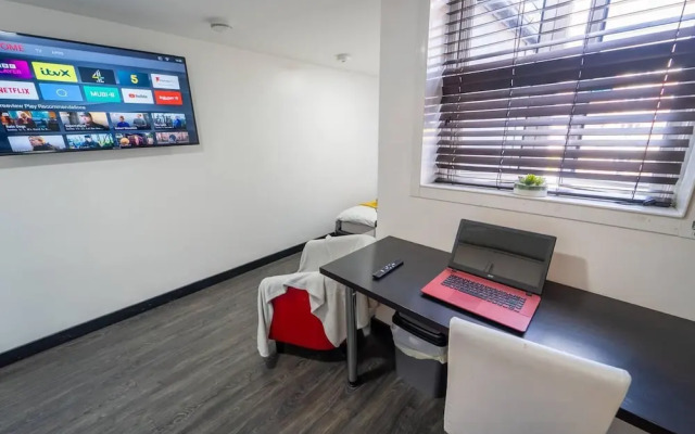 Modern Cosy Studio Available
