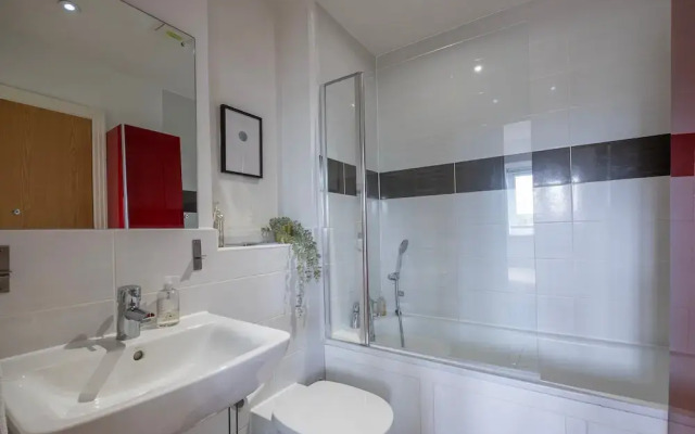 Foxherne 6 Bed & 3 Bath Serviced Hse -20