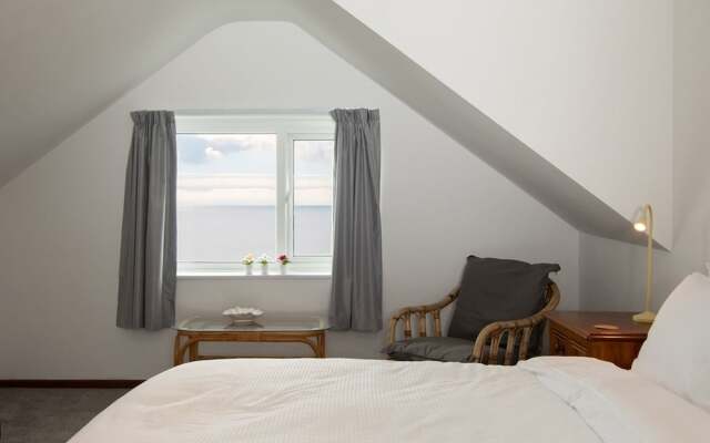 Stunning Beachfront Apt w Balcony Sea Views