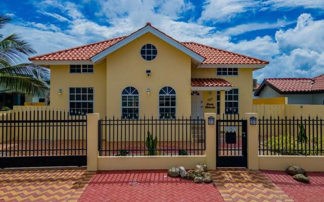 Cute Cozy 3BR Great Location