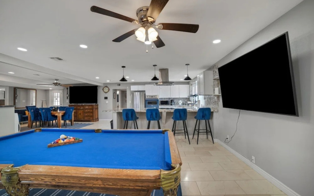 Vibrant In Vegas - 4 Bd With Shimmering Pool! 4 Bedroom Home by RedAwning