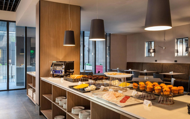 Ola Santiago Providencia, Tapestry Collection by Hilton