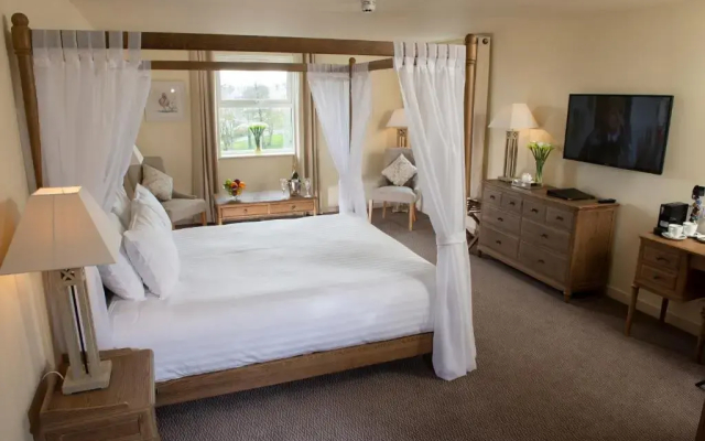 COMIS Hotel & Golf Resort
