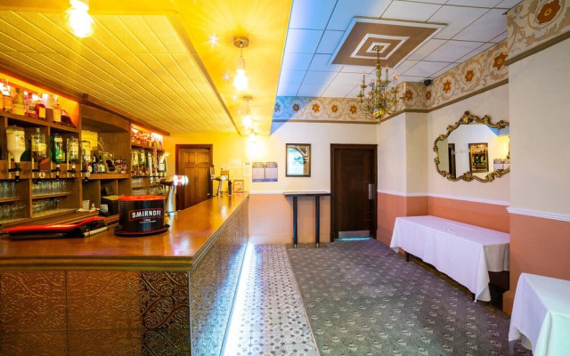 Oyo Douglas Hotel