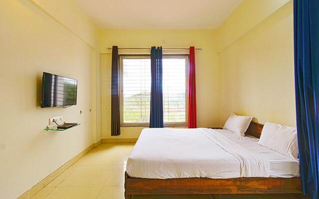 Fab Hotel Golden Leaf