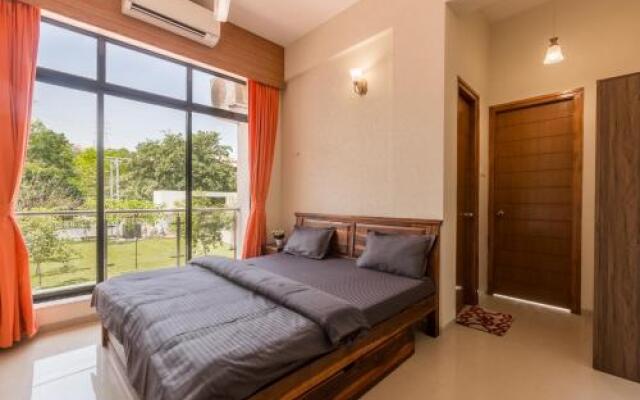 Greenwoods Six by Vista Rooms