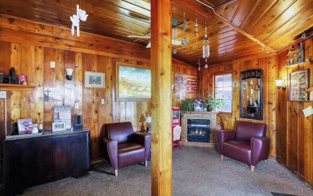 Cedar Village Motel