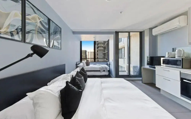 A Cozy & Stylish Studio Next to Southern Cross