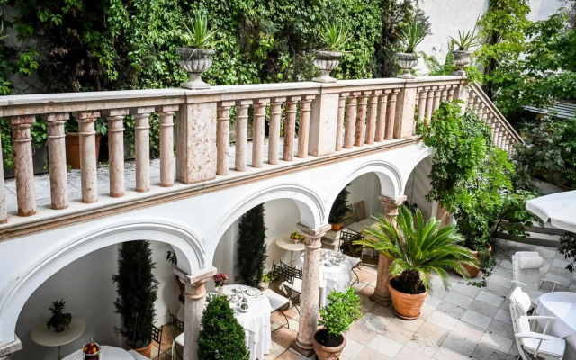 Opera Hotel