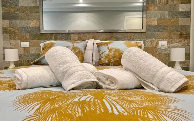 Hierro 19 Las Canteras Beach. Parking Available